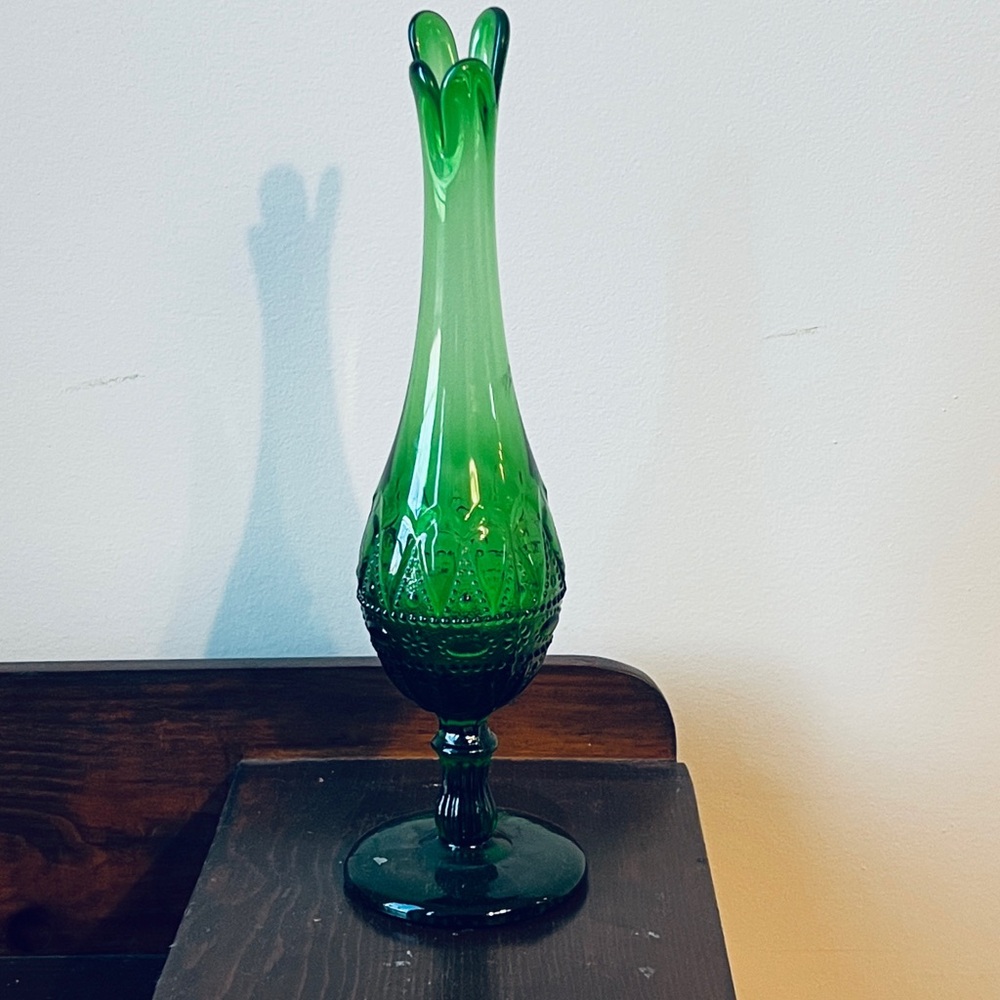 Kemple Wheaton Lace & Dewdrop Emerald Swung Vase
